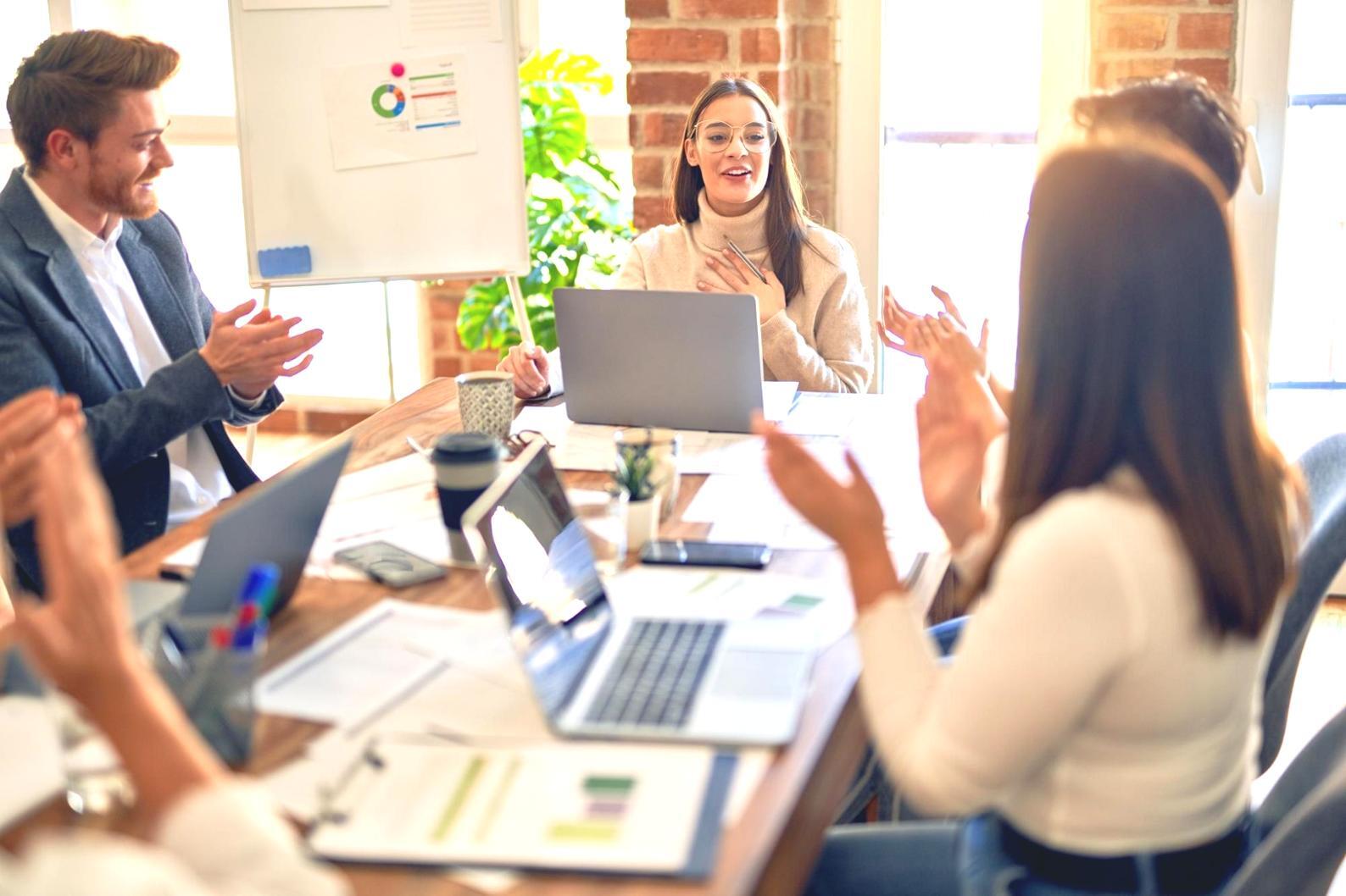 Sesión de formación en liderazgo financiero empresarial