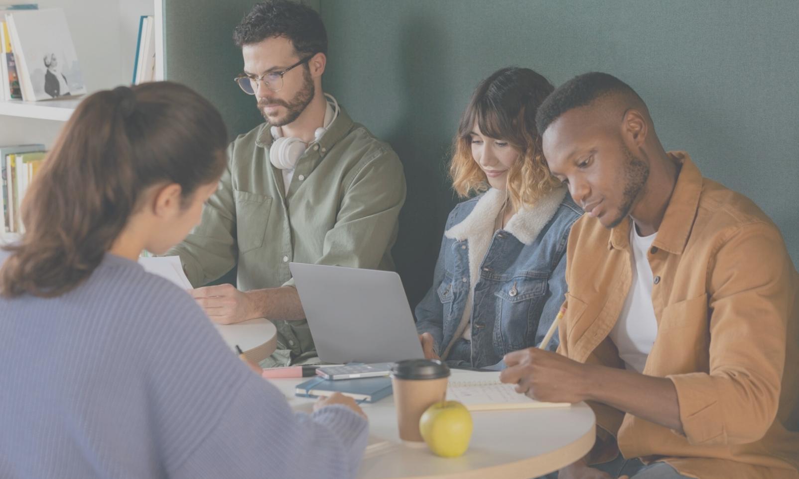 Oficinas modernas de xenolivarpe en Madrid con vista panorámica de la ciudad