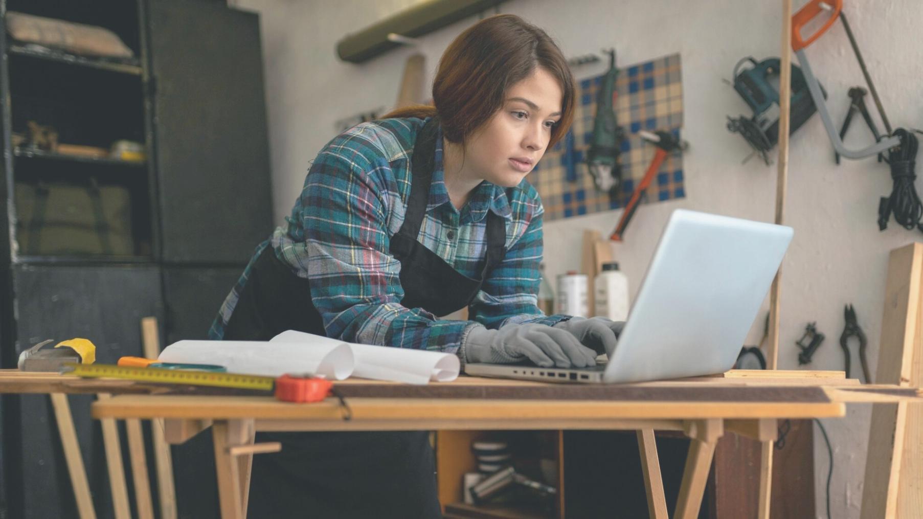 Equipo de xenolivarpe analizando datos financieros en oficina moderna
