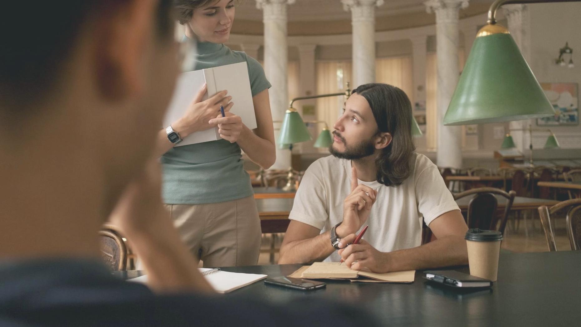 Gráficos de crecimiento y análisis financiero mostrando resultados positivos