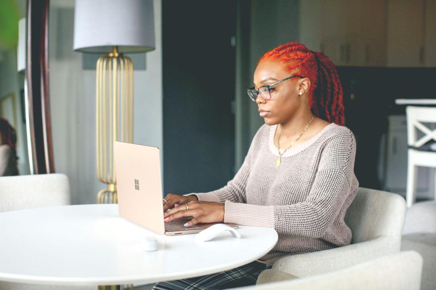 Equipo trabajando en análisis financiero